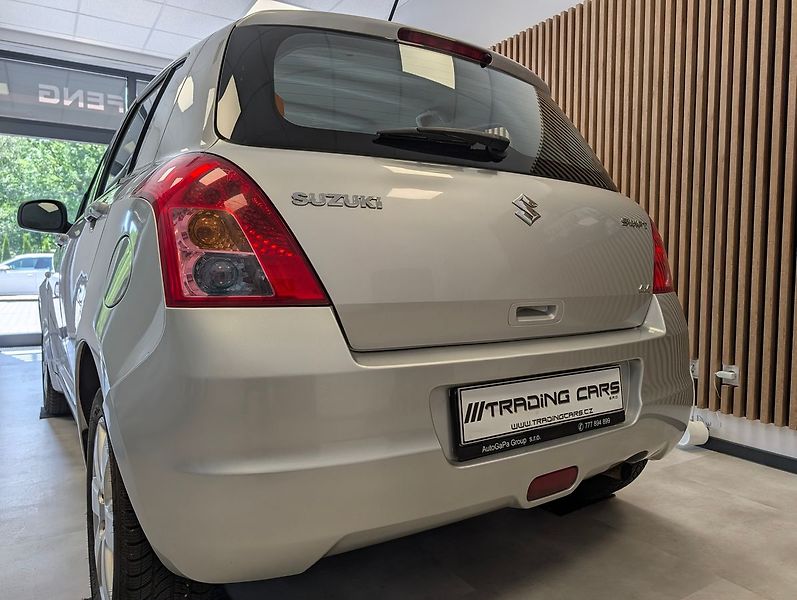 Suzuki Swift 1.3i 4x4 - fotka 6 z 24