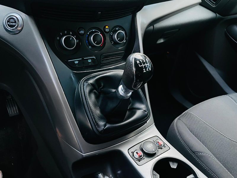 Ford Kuga 2.0TDCi 4x4 MAN SERVISKA TAŽNÉ - fotka 32 z 42