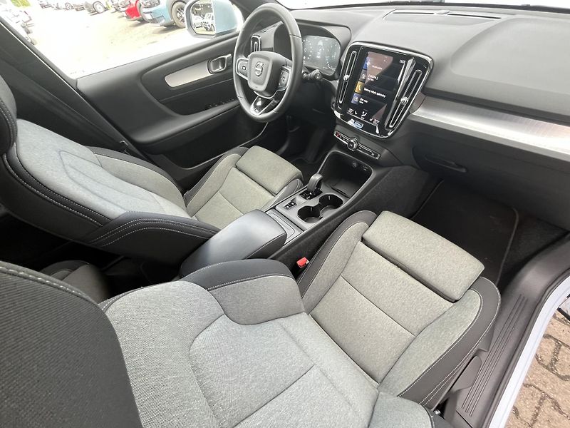 Volvo XC40 FWD T2 Core - fotka 17 z 44