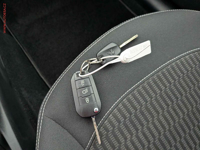 Peugeot 208 (2016) 1.2 PT, ČR, AC, výhřev sed - fotka 16 z 16