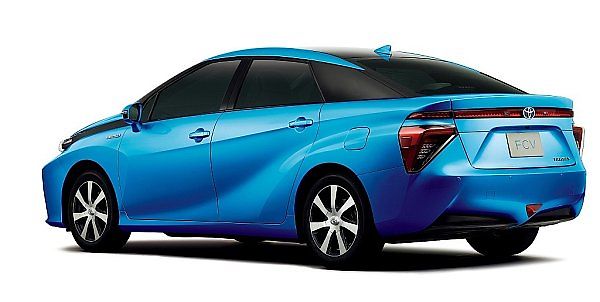 Toyota představila sedan poháněný palivovými články.