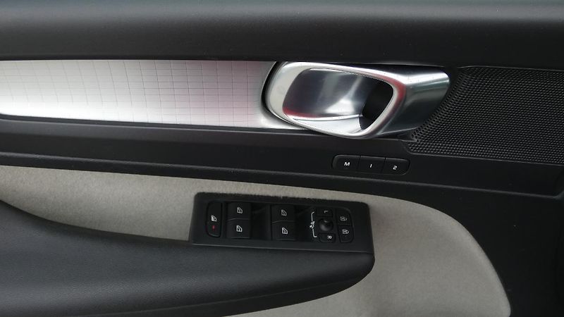 Volvo XC40 D3 Drive-E AWD Momentum - fotka 9 z 22