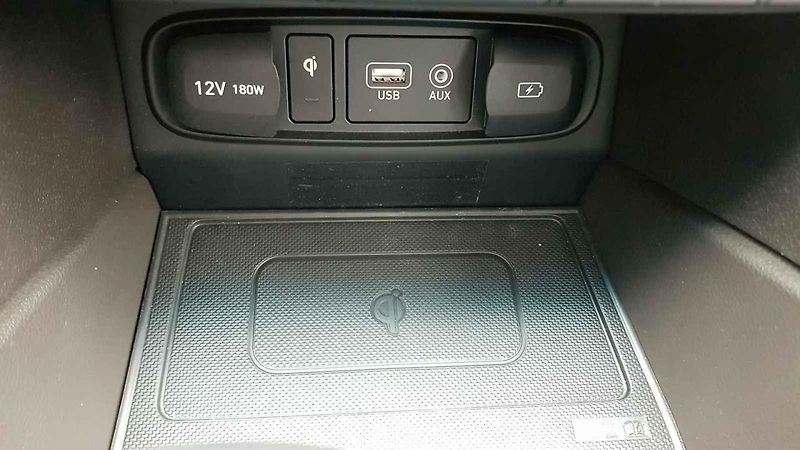 Hyundai Santa Fe vsadilo na nápadný design. Uveze až sedm cestujících.