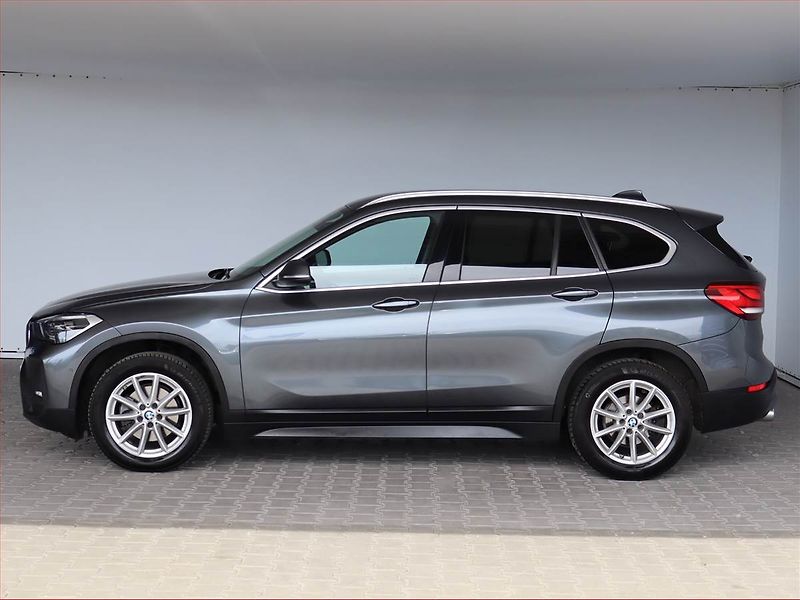 BMW X1 (2022) Innovation xDrive18d - fotka 3 z 21