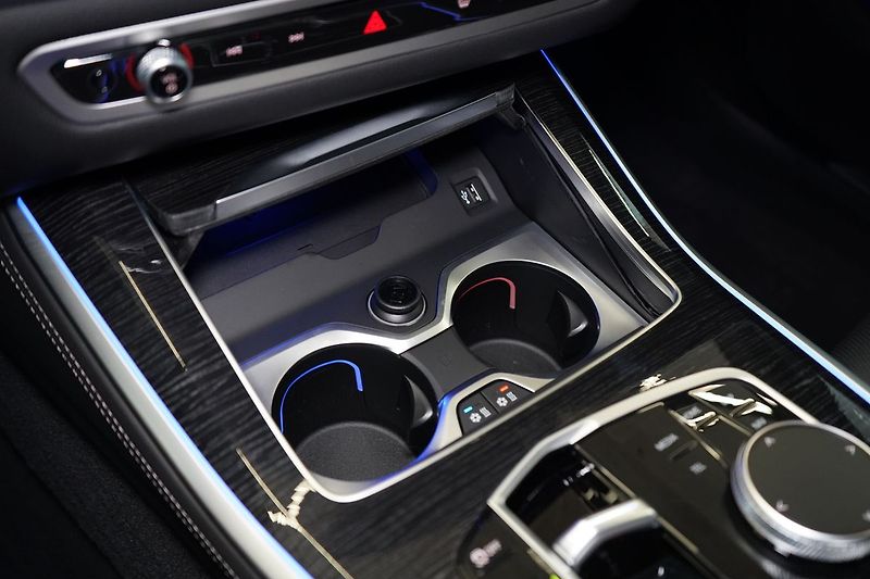 BMW X5 40d xDrive, Vzduch, Tažné, HUD - fotka 38 z 47