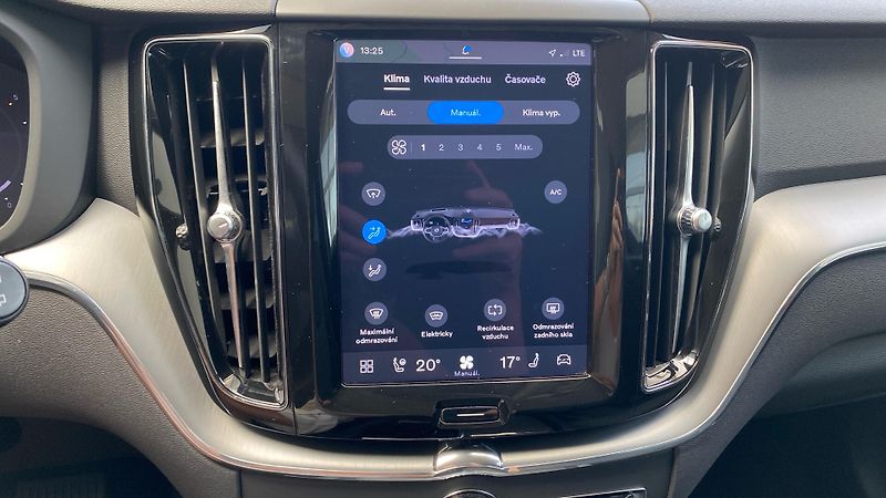 Volvo XC60 CORE, B4 AWD, 145+10 kW / 197+ - fotka 17 z 35