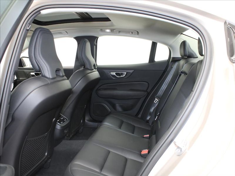 Volvo S60 2,0 B5 AWD Ultimate Dark ČR - fotka 7 z 28
