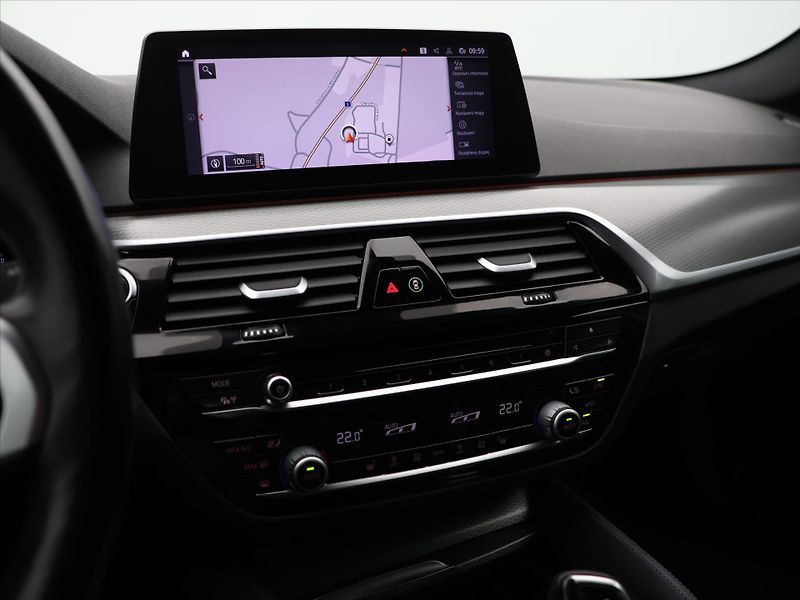 BMW Řada 5 3,0 530d xDrive 195kW M-paket - fotka 22 z 34