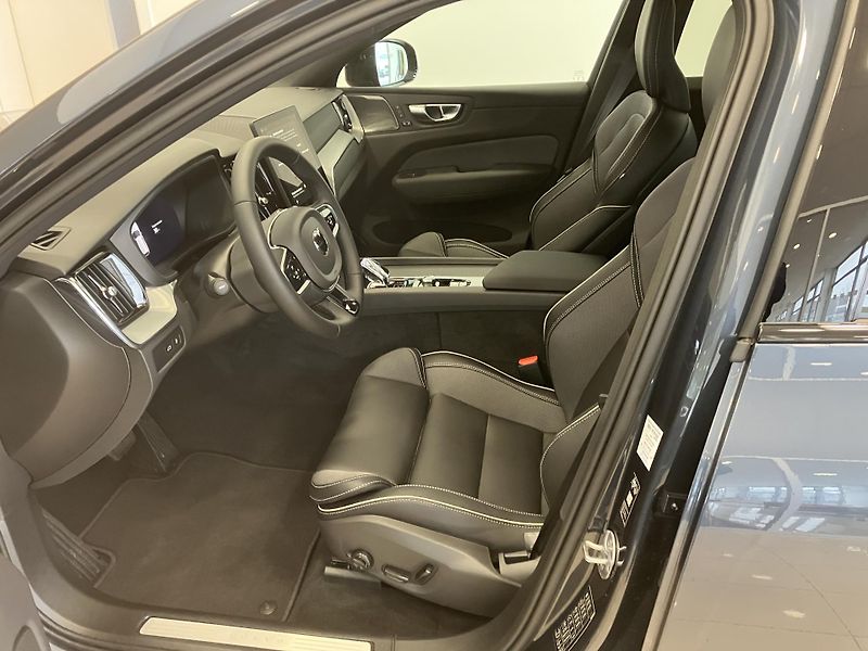 Volvo XC60 T6 eAWD Black Edition Plus AT8 - fotka 14 z 41