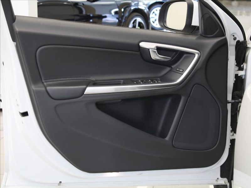 Volvo S60 2,0 D3 110kW MT NAVI Light ČR - fotka 15 z 19