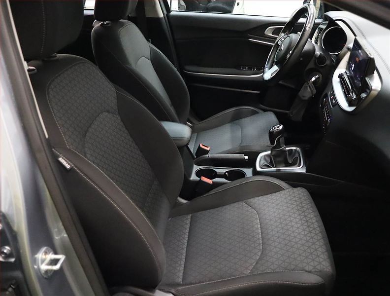 Kia Ceed (2020) Top 1.4 T-GDI, Serv.kniha - fotka 9 z 20