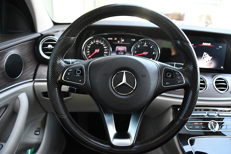Mercedes-Benz Třídy E 350d - fotka 24 z 42