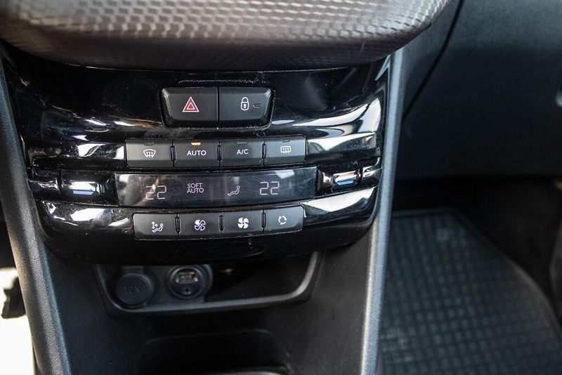 Peugeot 2008 (2014) 1.2 PureTech (60kW) - fotka 13 z 18