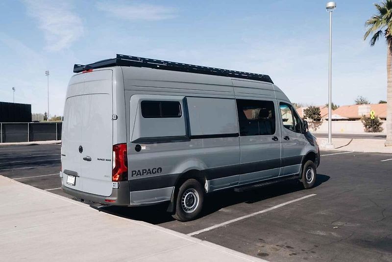 Mercedes-Benz Olympus Fife od americké firmy Papago Vans je postavený obytný vůz na modelu Sprinter.