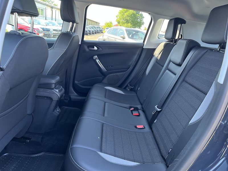 Peugeot 2008 Allure 1.2i KOUPENO V ČR 1.MAJ - fotka 27 z 45