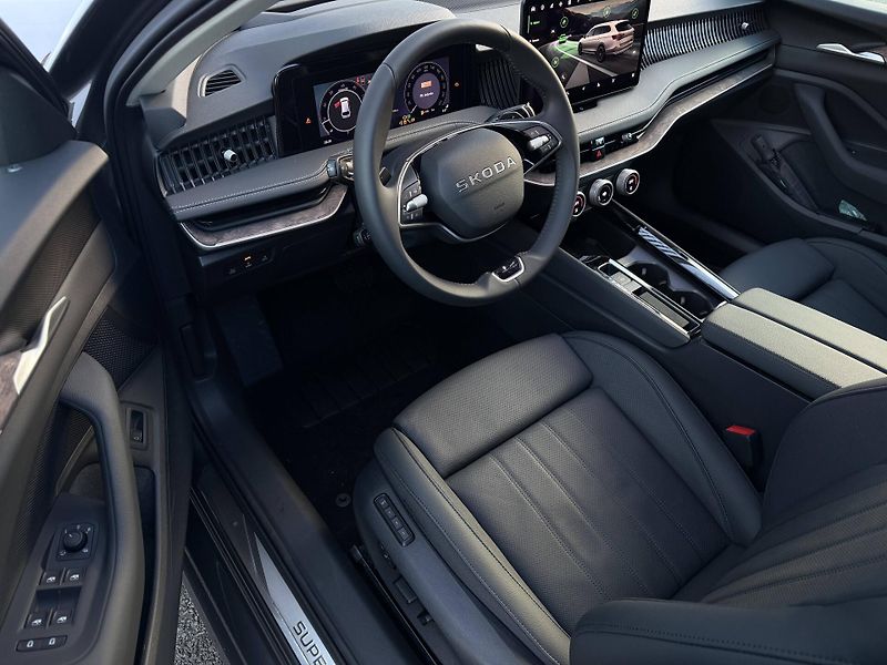 Škoda Superb (2025) L&K 7DSG 2,0 TDI - fotka 3 z 6