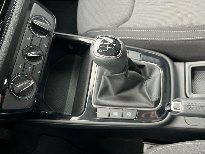 Škoda Fabia 1.0 MPI 59 kW Selection - fotka 18 z 26