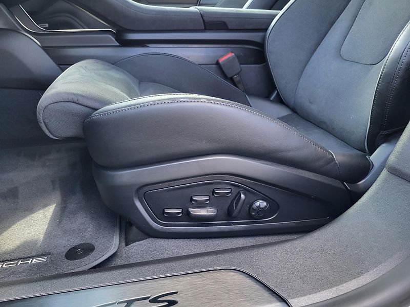 Porsche Taycan GTS 440kW 4S Electric - NOVÉ - fotka 26 z 48