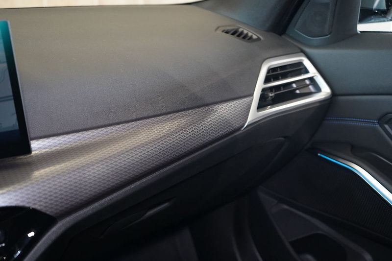 BMW Řada 3 320d xDrive Touring, HUD, ACC - fotka 37 z 43