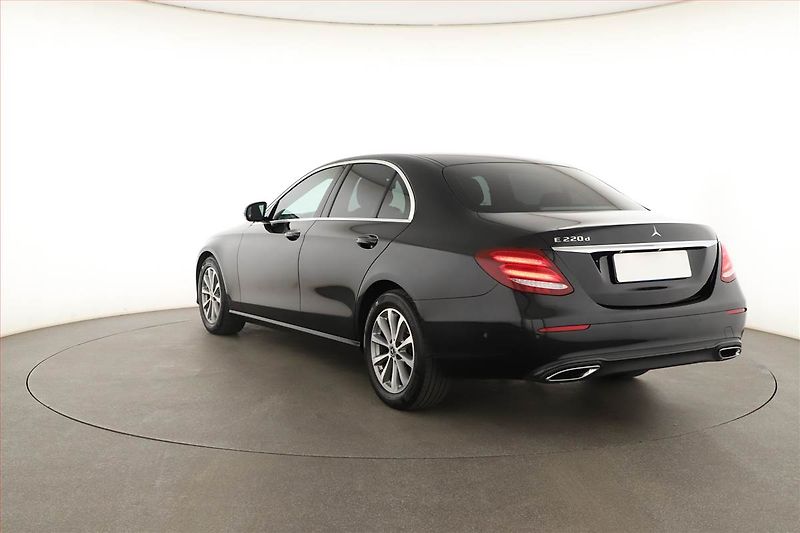 Mercedes-Benz Třídy E (2021) E 220 d - fotka 4 z 26