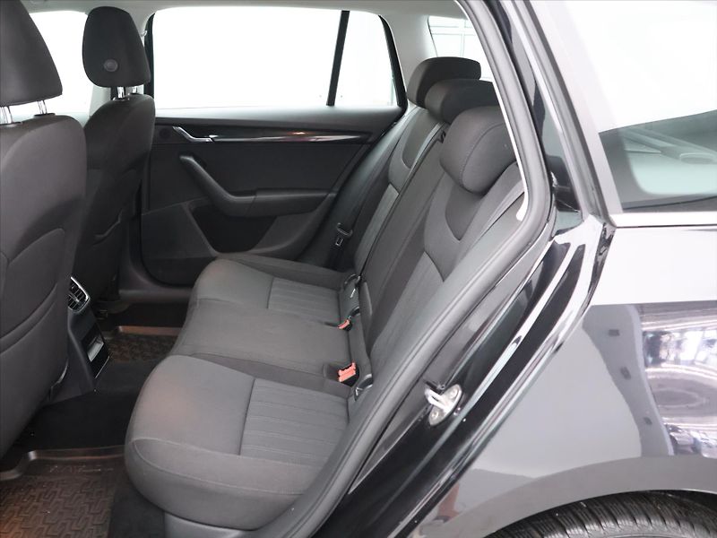 Škoda Octavia 1.6 TDI CZ Style Kessy LED DPH - fotka 13 z 27