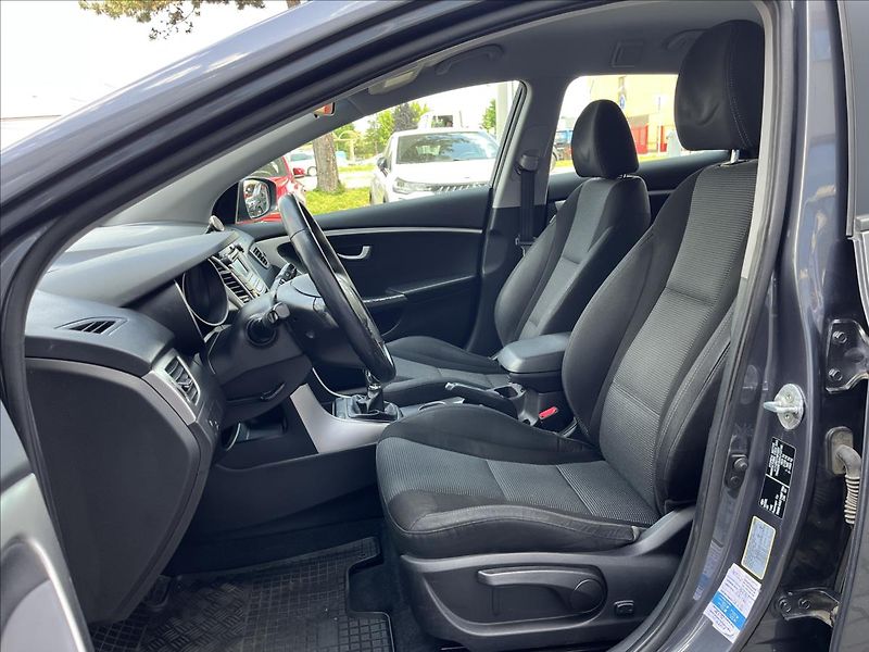 Hyundai i30 1,6 i  Trikolor Komfort - fotka 9 z 22