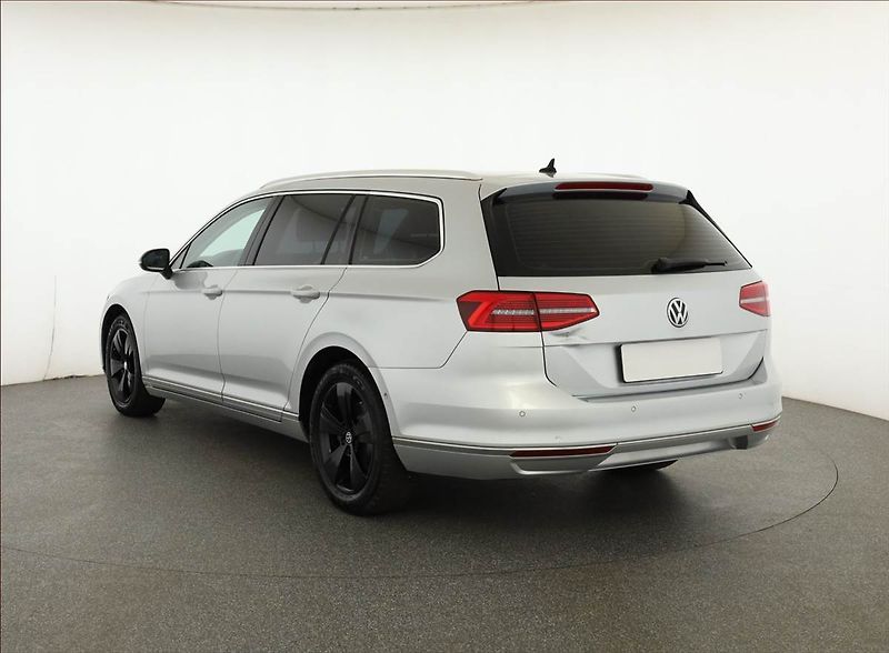 Volkswagen Passat (2016) 2.0 TDI, Kůže, Navi, Tempomat - fotka 4 z 17