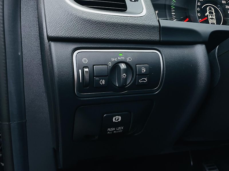Volvo V60 2.0D 5VÁLEC AUT SERVISKA TAŽNÉ - fotka 33 z 44