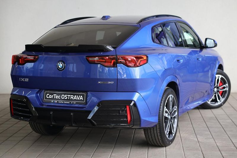 BMW iX2 xDrive30 - fotka 3 z 16