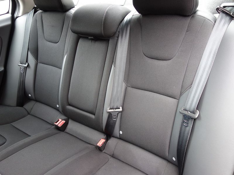 Volvo S60 (2017) 2.0D4 147kW AUT -NOVÉ V ČR - fotka 29 z 38