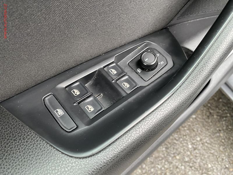 Volkswagen Passat (2015) 1.6TDi, DSG, LED - fotka 13 z 19