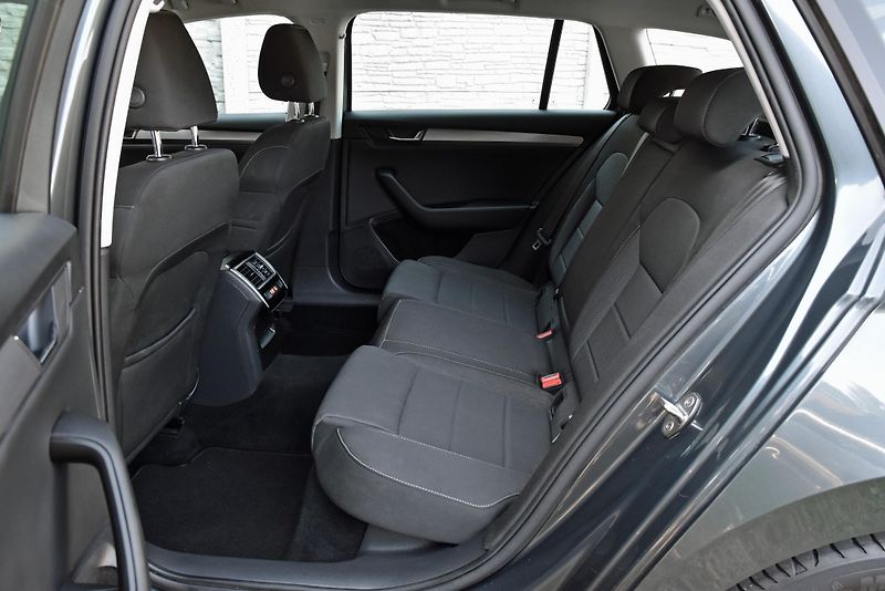 Škoda Superb 2.0 TDi CR,DKLIMA,VÝHŘEV,TEMP - fotka 37 z 50