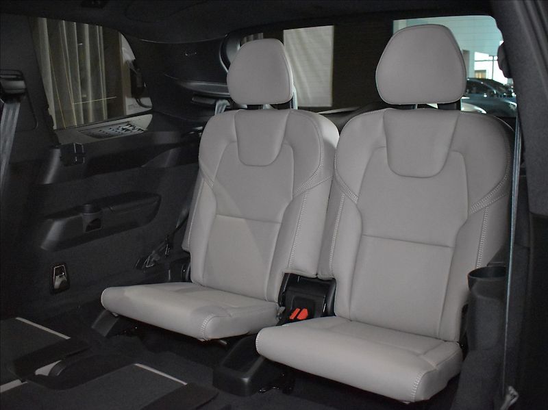 Volvo XC90 (2026) 2,0 T8  Plus Dark - fotka 9 z 37
