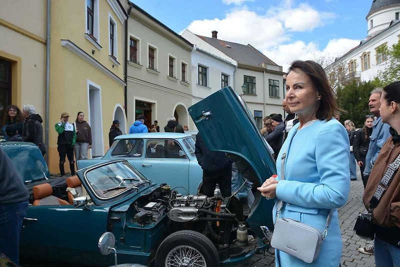 Automobiloví a motocykloví veteráni se vydali v neděli na tradiční jízdu Ze zámku na hrad. Start byl na Horním náměstí v Přerově, kde si lidé užili bohatý program.