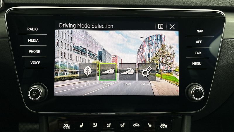 Škoda Superb 2.0 TDI DSG Style Combi - fotka 28 z 28