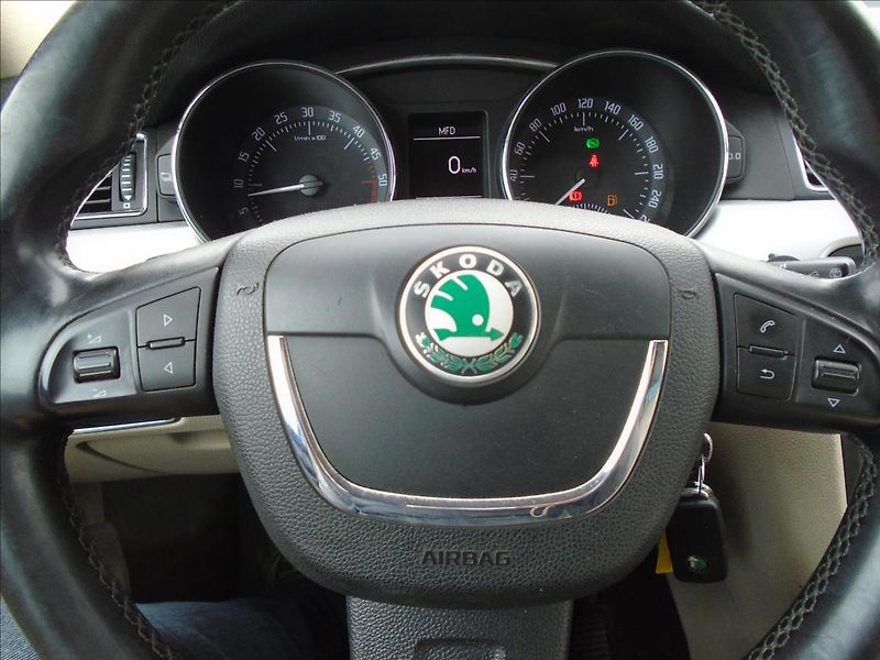 Škoda Superb 2,0   2.0.TDI-CR-125KW - fotka 24 z 28