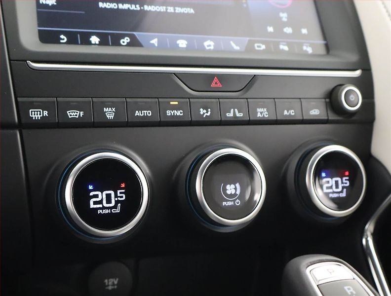 Jaguar E-Pace (2019) P300 AWD - fotka 20 z 26