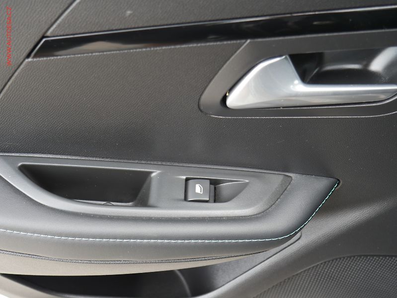 Peugeot 208 (2021) 1.2PT, Allure, LED, navi - fotka 12 z 20