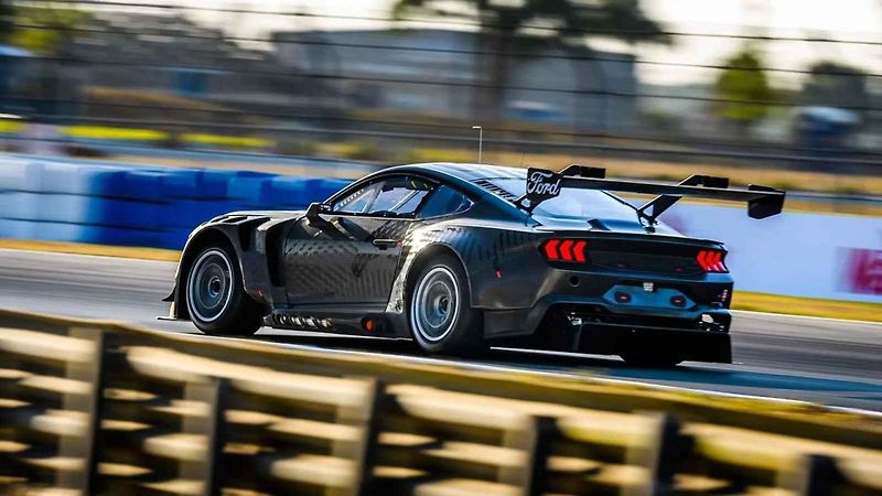 Závodní verze Fordu Mustang pro kategorii GT3 je k vidění na prvních fotkách a videu z testování na okruhu Sebring.