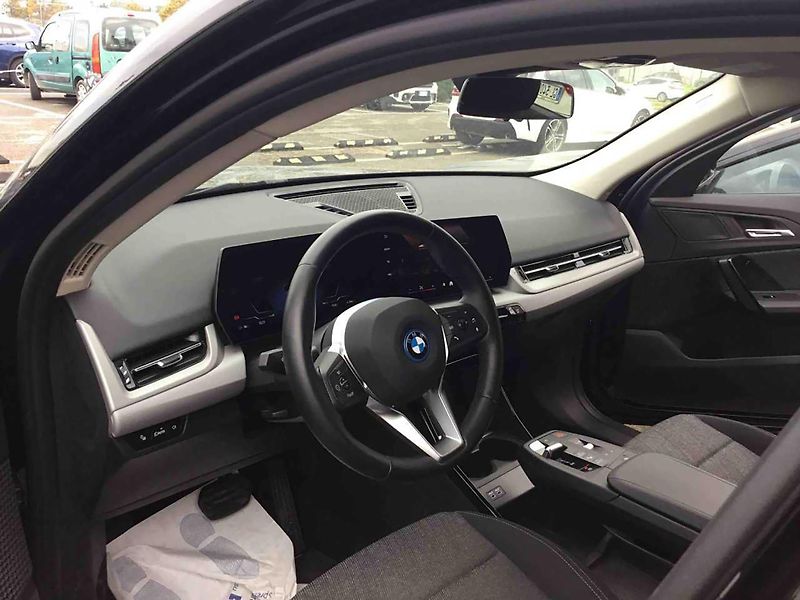 BMW iX2 (2024) xDrive30 - fotka 5 z 12