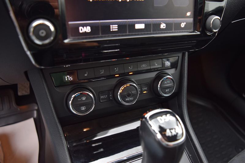 Škoda Superb (2016) 2.0TDI 140kw 4x4 DSG STYLE NAV - fotka 28 z 50
