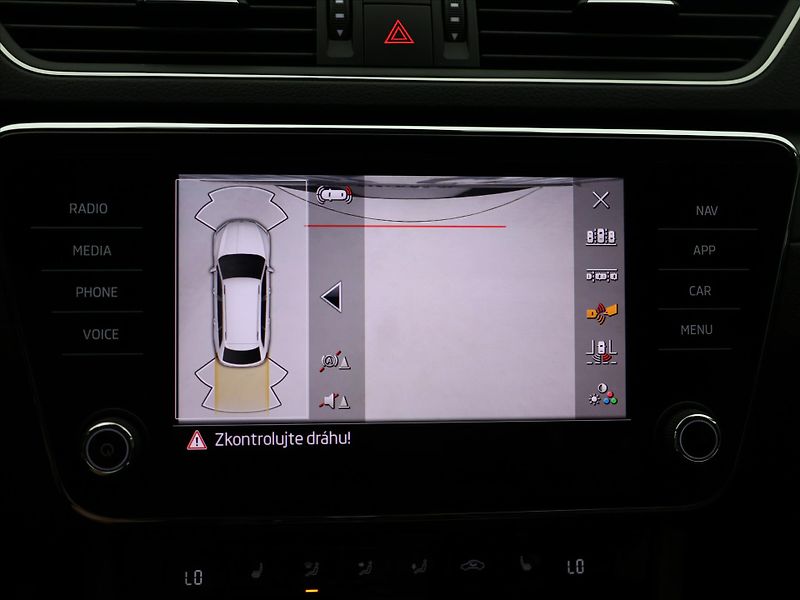 Škoda Superb 2,0 TDI 147kW DSG CZ Style DPH - fotka 26 z 36