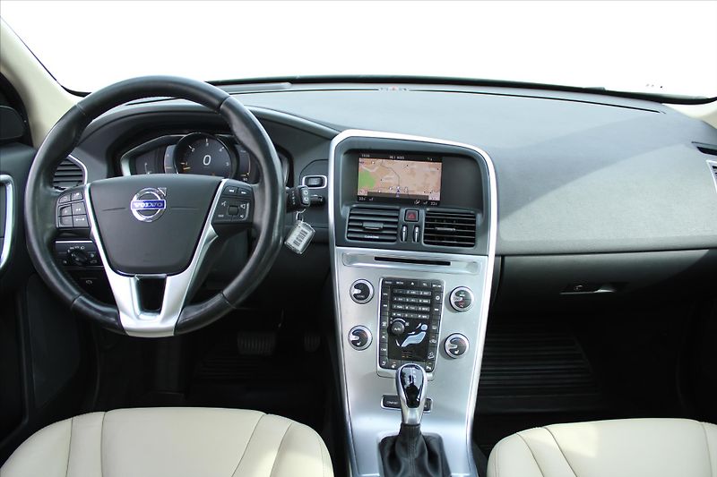 Volvo XC60 2.4 D4 140kW SUMMUM - fotka 13 z 27