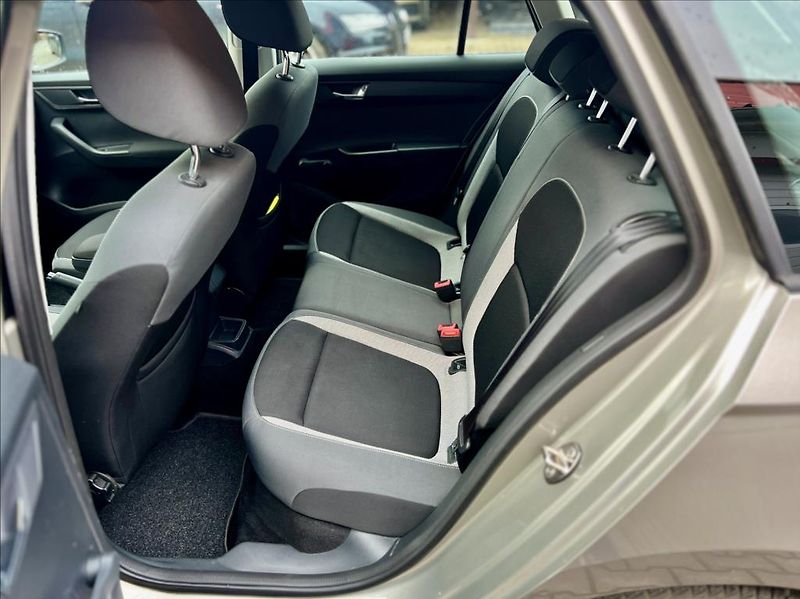 Škoda Fabia 1,0 MPI / KLIMA - fotka 12 z 37