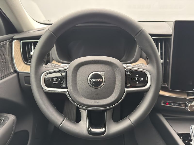Volvo XC60 B5 AWD BRIGHT PLUS CZ 1.maj - fotka 3 z 51