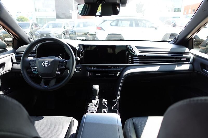 Toyota Camry 2,5 HEV Executive - fotka 17 z 35