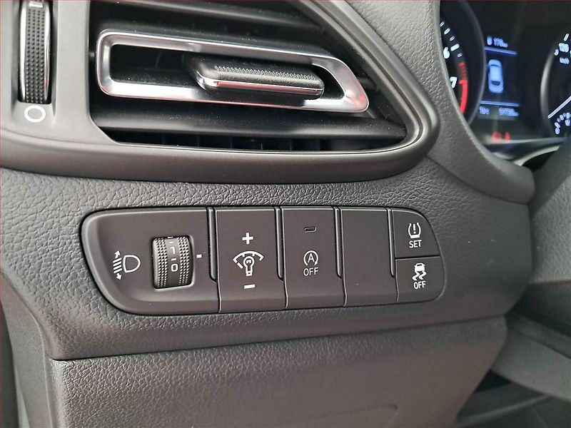 Hyundai i30 (2021) Smart 1.0 T-GDI, ČR,1.maj - fotka 18 z 18