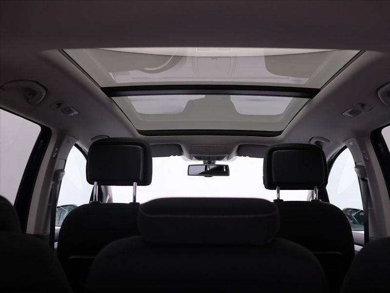 Volkswagen Touran 1,6 TDI Cup Panorama Serv.knih - fotka 17 z 24
