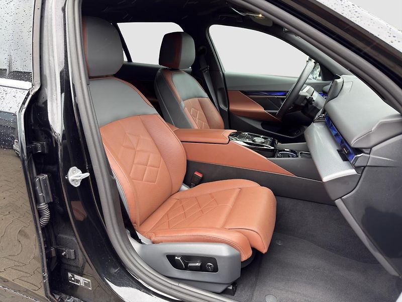 BMW i5 xDrive40 Touring - fotka 10 z 16