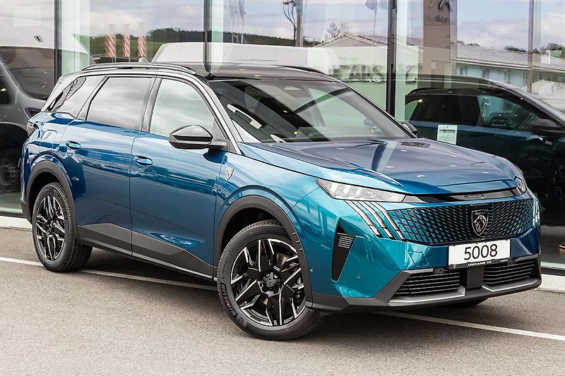 Peugeot 5008 (2026) 1,2 BUSINESS Hybrid 145 e-DCS6 - fotka 3 z 17